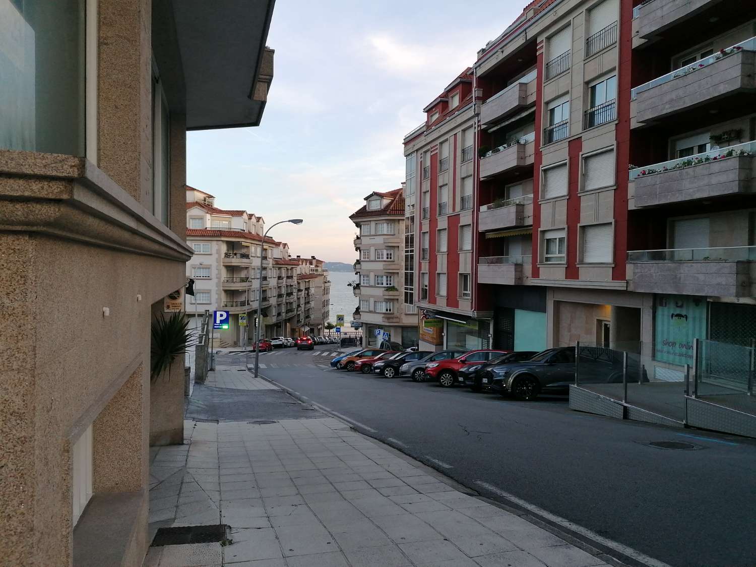 Sanxenxo: A7167: Stora affärslokaler med havsutsikt... Idag kan det vara bostäder...