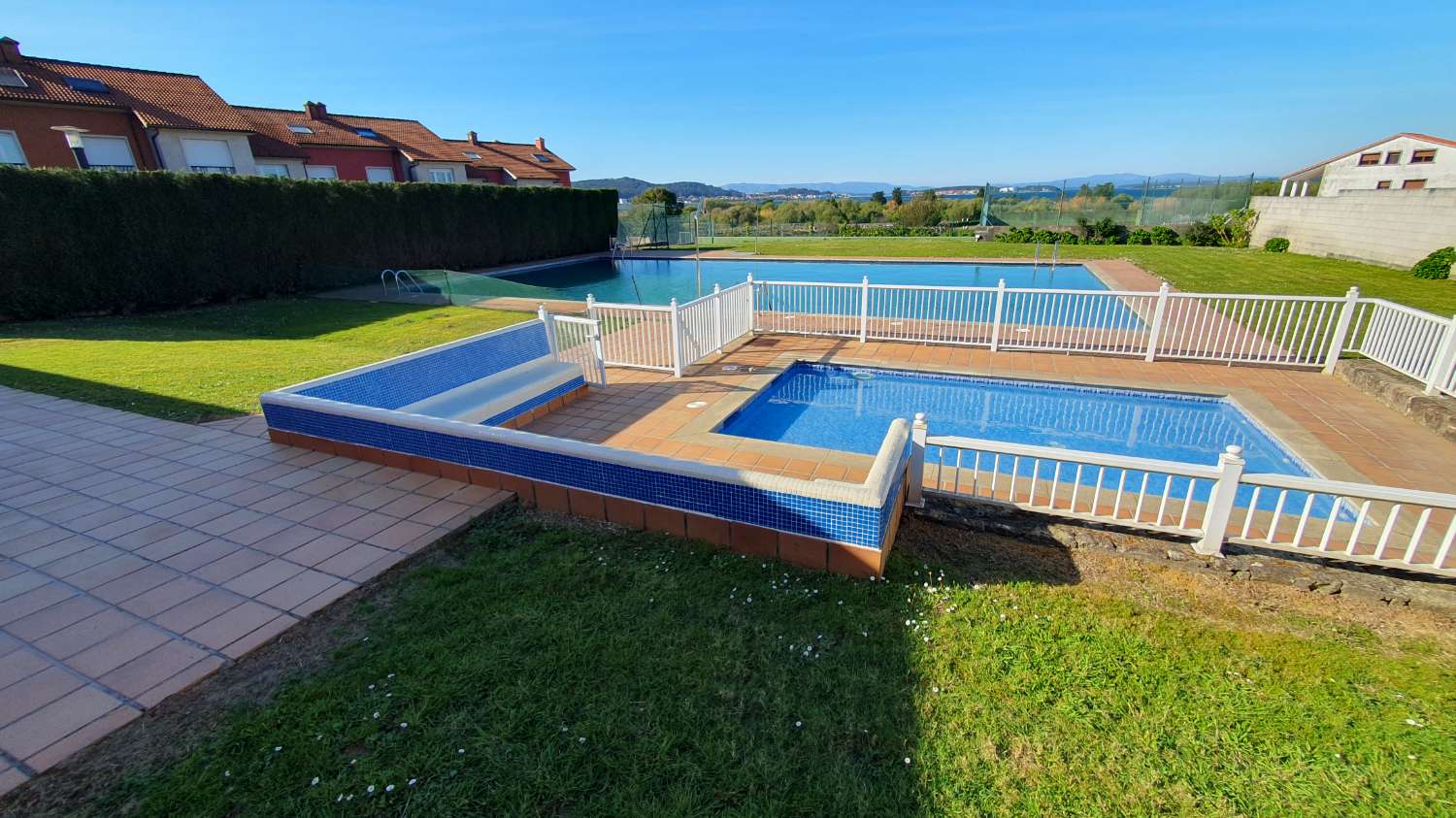 Sanxenxo: A7177: Villalonga, Rouxique: Semi-detached villa in urbanization with swimming pool, gardens, sea views...