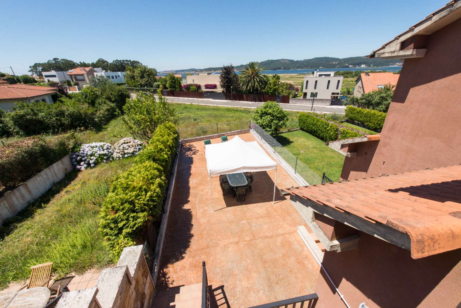 Sanxenxo: A7177: Villalonga, Rouxique: Semi-detached villa in urbanization with swimming pool, gardens, sea views...