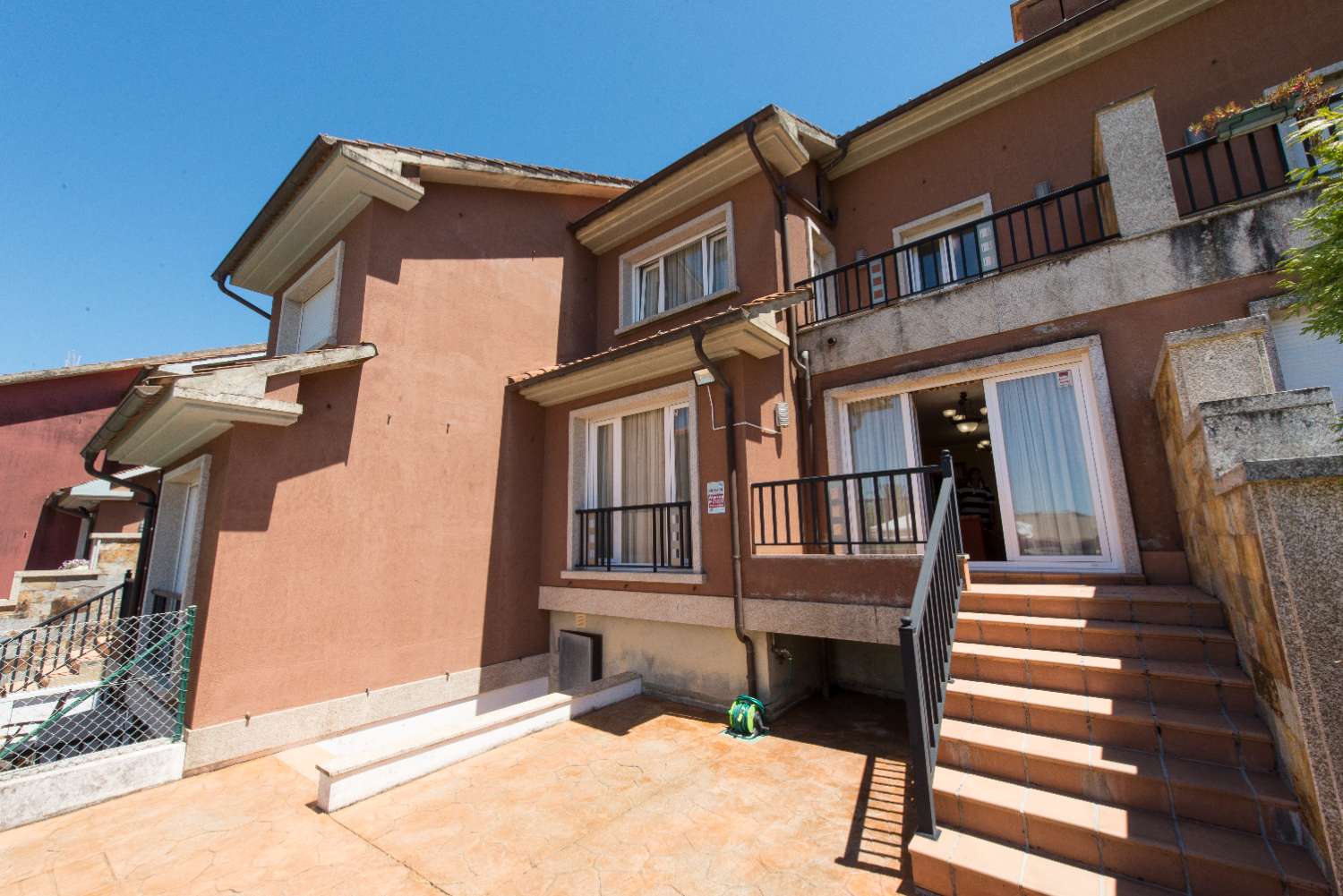 Sanxenxo: A7177: Villalonga, Rouxique: Semi-detached villa in urbanization with swimming pool, gardens, sea views...