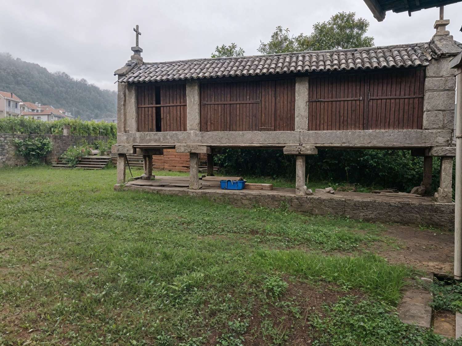 Meaño: nádherný vesnický dům, postavený z kamene, s farmou obklopenou zdí...