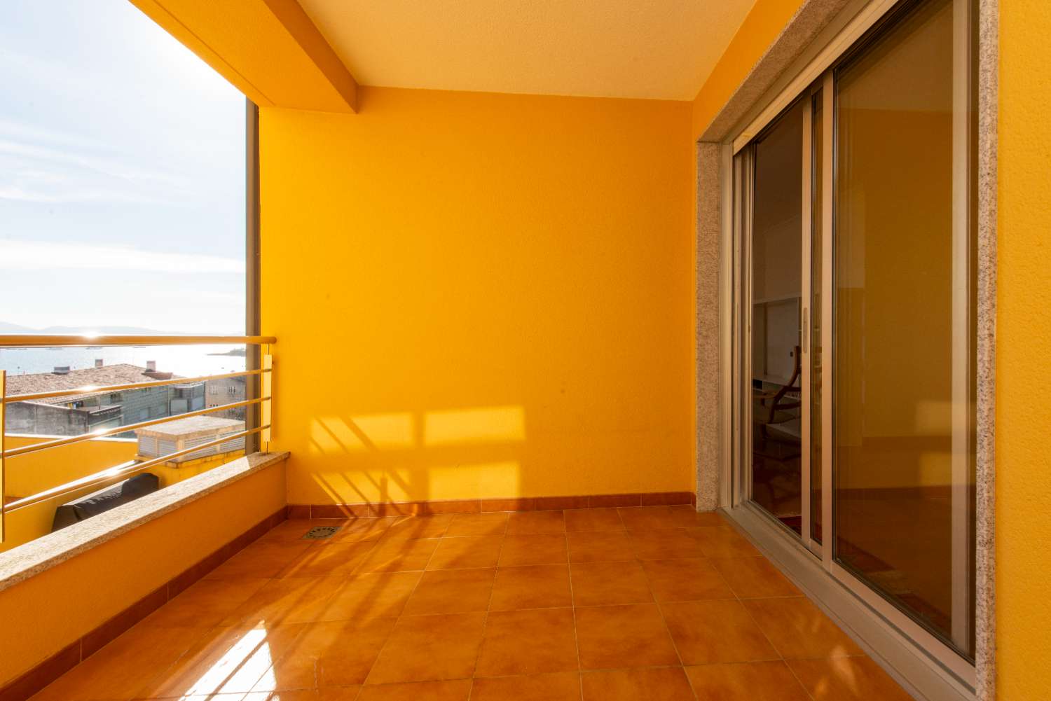 A7228: Apartment with terrace with beautiful views of the sea... in Raxo, 50 meters from the beach
