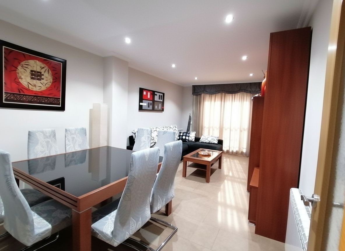 A7265: Sanxenxo: pisazo como nuevo en Sanxenxo... 3 dormitorios, terraza, dos plazas garaje y cerquita del mar...