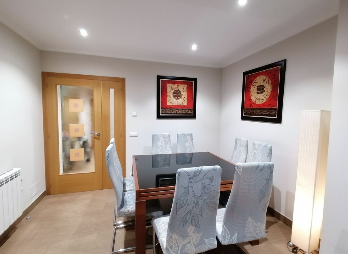 A7265: Sanxenxo: pisazo como nuevo en Sanxenxo... 3 dormitorios, terraza, dos plazas garaje y cerquita del mar...