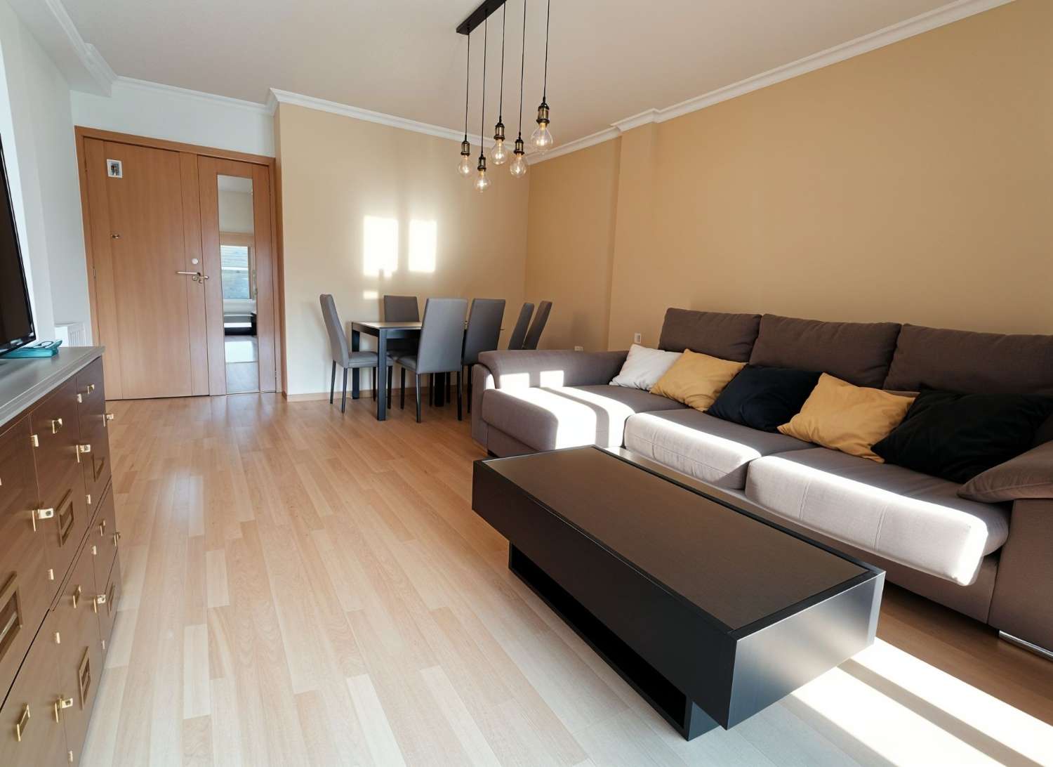 Raxo: A7282: **Magnifik lägenhet med terrass och havsutsikt** Upptäck detta spektakulära hem som kombinerar komfort, stil och hisnande vyer. Eller