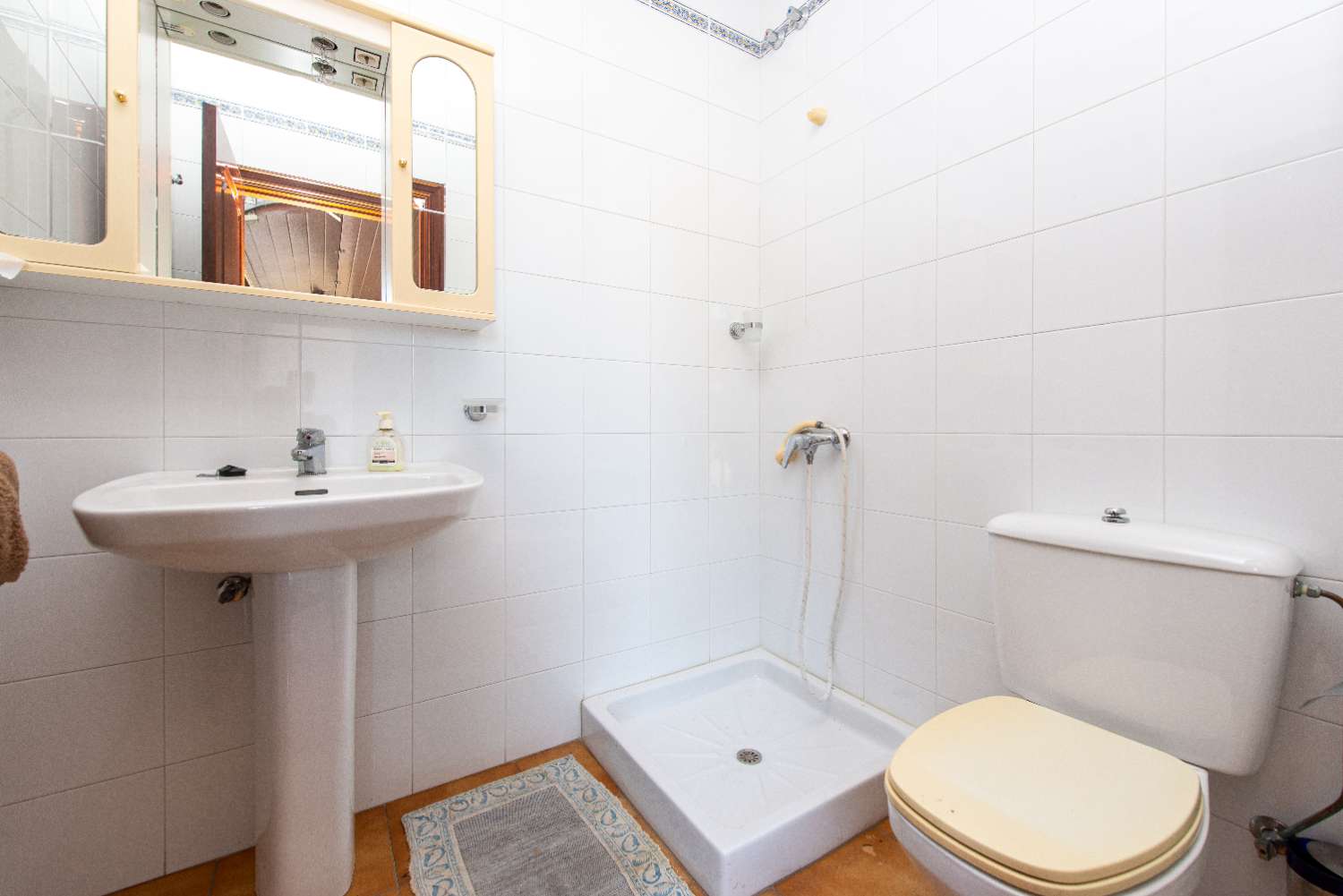 A5872: Dena: Designervilla bygget i landsten, storslåede kvaliteter....