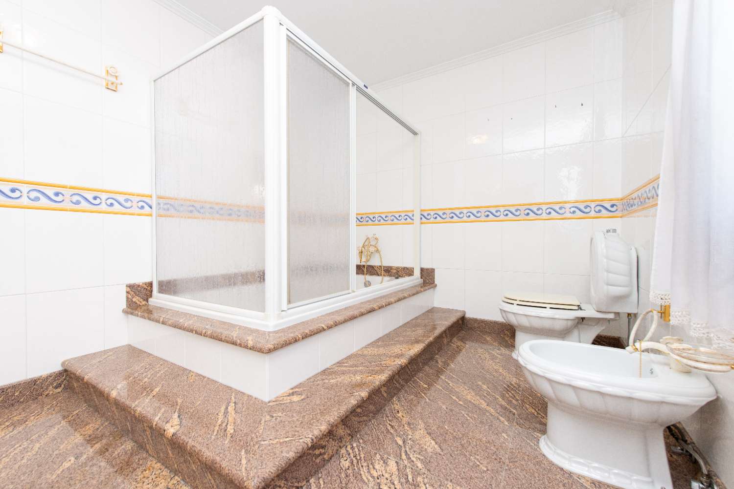 A5872: Dena: Designervilla bygget i landsten, storslåede kvaliteter....