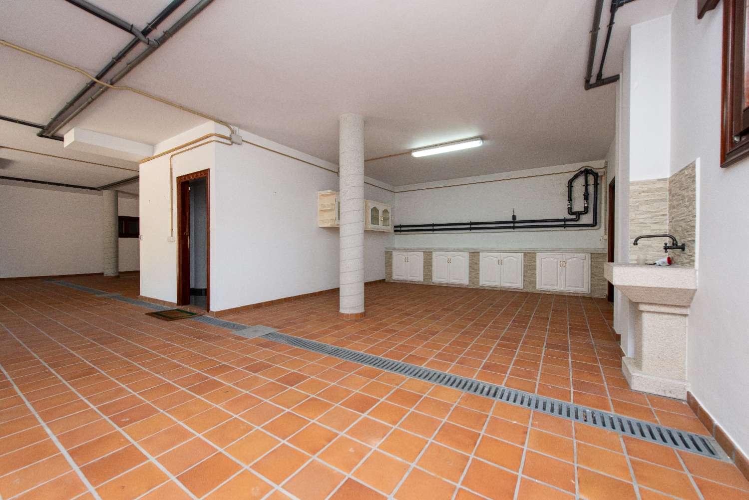 A5872: Dena: Designervilla bygget i landsten, storslåede kvaliteter....